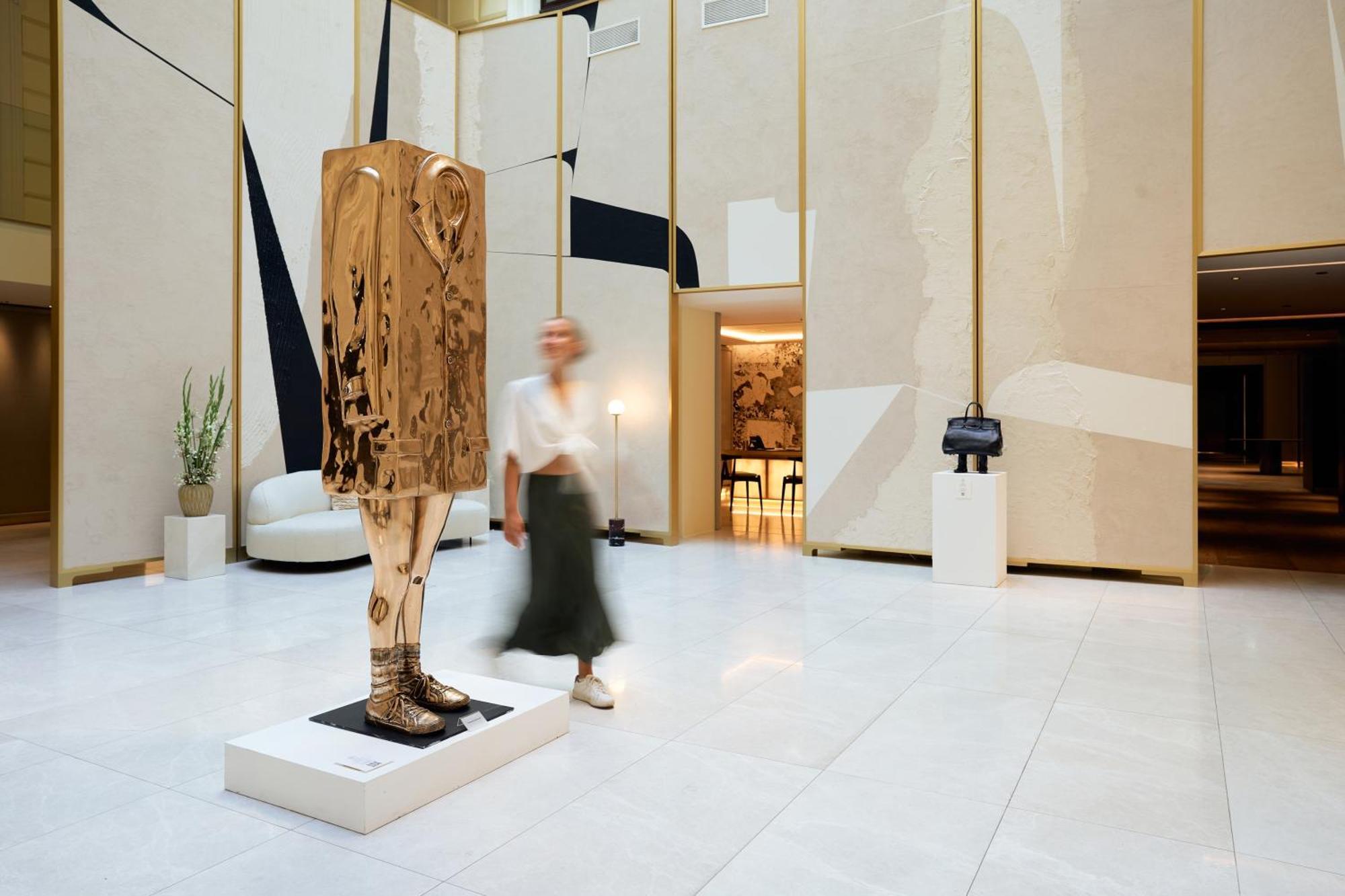 Hotel Almanac Palais Viena Exterior foto The sculpture in the lobby of the Four Seasons Hotel, London