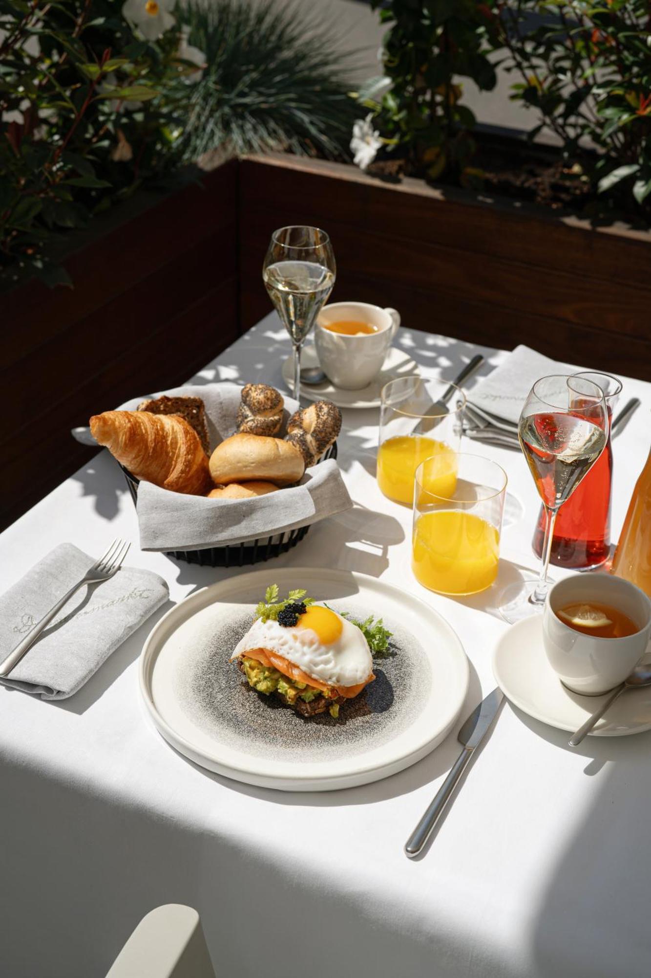 Hotel Almanac Palais Viena Exterior foto A typical breakfast